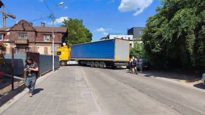 У Львові вантажівка заблокувала рух на вулиці