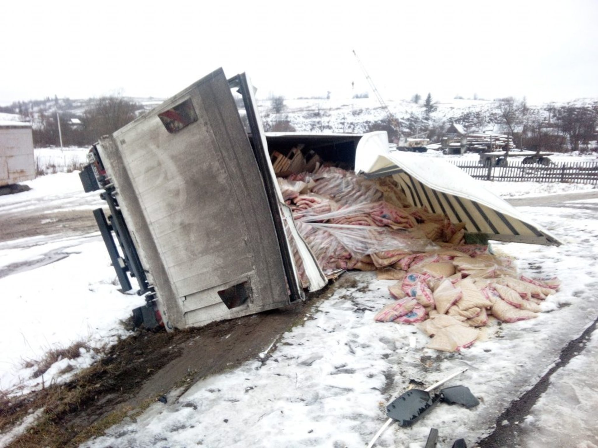 На Львівщині не посипають дороги: у області перекинулась вантажівка. Фото Василь Малетич