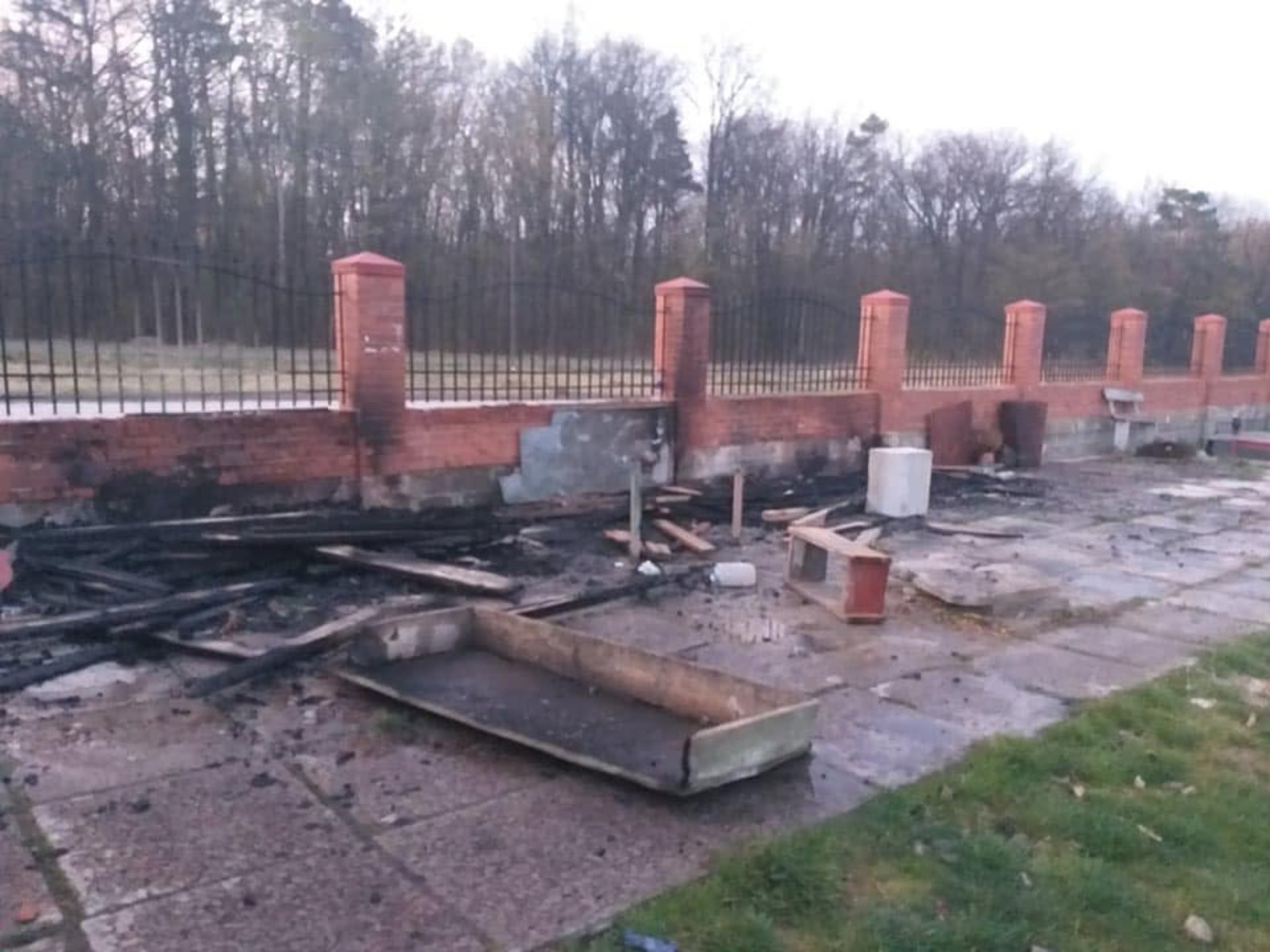 У Червонограді невідомі підпалили кладовище. Фото: Надя Земницька.