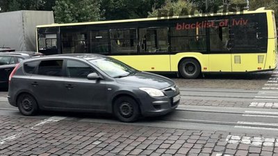 У Львові у автобусі вибили вікна (ФОТО)