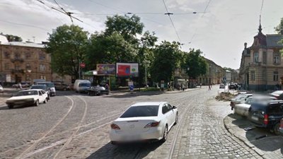У Львові комунальники розрили дорогу і пішли відпочивати (ВІДЕО)