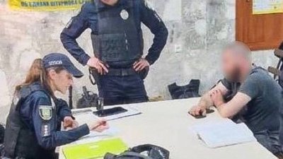 У Львові патрульні покарали батька, який посадив доньку за кермо