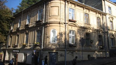 У центрі Львова вночі з вікна будинку випала школярка