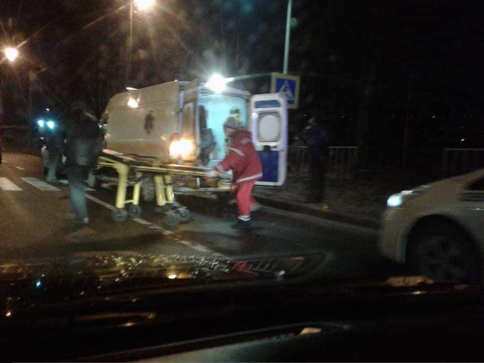 У Львові авто збило пішохода. Фото: Варта1