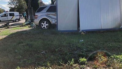 На Львівщині позашляховик не розминувся з поліцією і влетів у МАФ (ФОТО)