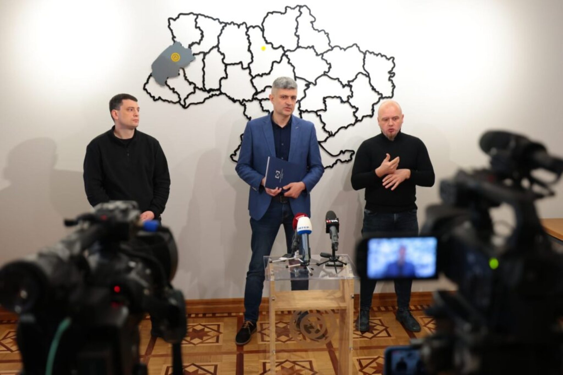 На Львівщині виявили склад гуманітарних товарів невідомого походження