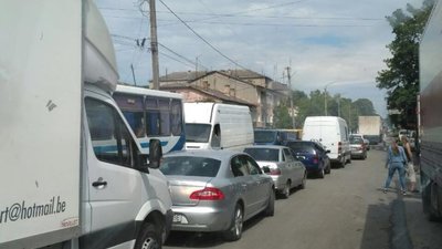 Люди заблокували рух вантажівками через погану дорогу на Львів