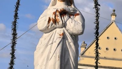 У Жовкві облили Матінку Божу (ФОТО)