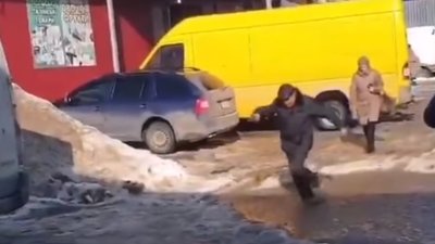 Потепліло: які пастки на вулицях підстерігають українських пішоходів (ВІДЕО)