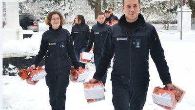 На Сокальщині до мешканців геріатричного пансіонату завітав Миколай від рятувальників