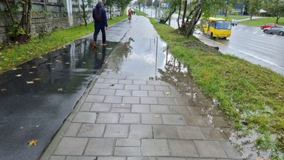 У Львові на Сихові просіла тротуарна плитка (ФОТО)