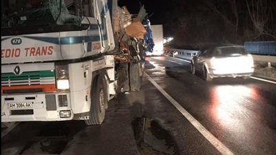 У горах Львівщини сталося лобове зіткнення тягачів з причепами: є загиблі (ВІДЕО)