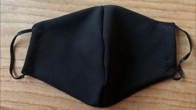 На Львівщині дівчина продає маски по 50 грн: чому їх купують