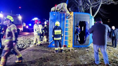 Поліція у Польщі оштрафувала водія з України, який заснув за кермом автобуса і перекинув його
