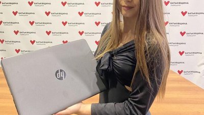 Цимбалюк подарував студентці-першокурсниці факультету журналістики Львівського національного університету імені Івана Франка ноутбук