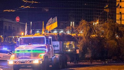 Новорічна ялинка нарешті доїхала до Києва