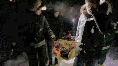 На Львівщині рятувальники майже кілометр несли 72-річну хвору до "швидкої"