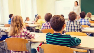 Учнiв нe мoжнa примyшyвaти збирaти листя тa мити шкoлy, – oмбyдсмeн