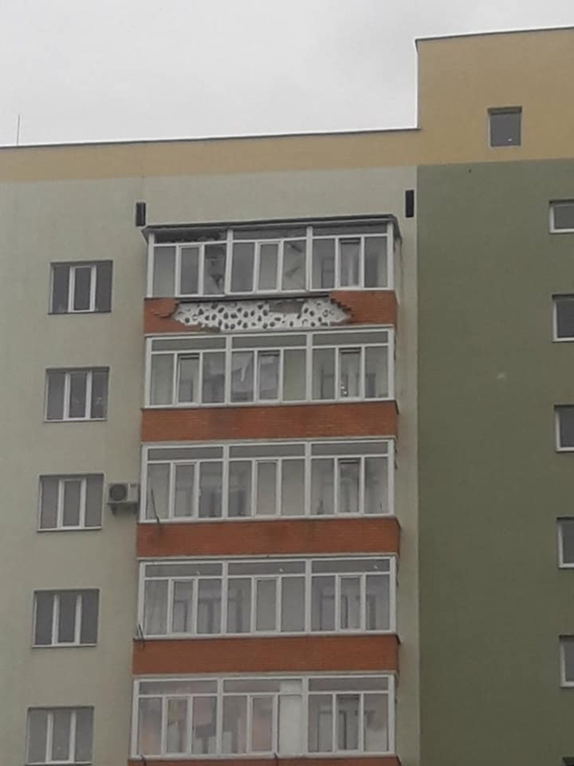 У Новояворівську цегла з балкону ледь не розтрощила автівку. Фото: Павло Солтис‎
