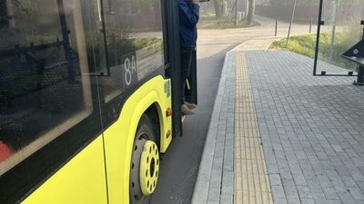 У Львові водій маршрутки вшанував загиблих захисників
