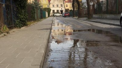 У Львові з-під землі б’є вода (ВІДЕО)