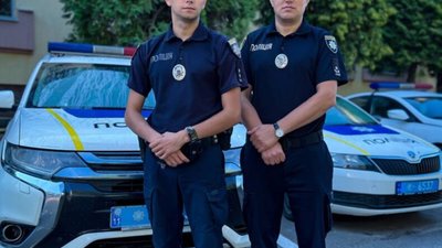 У Львові патрульні допомогли чоловіку з немовлям