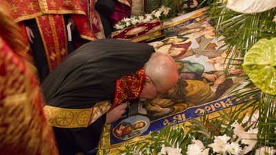 Львів'ян закликають не цілувати Плащаниці та ікони