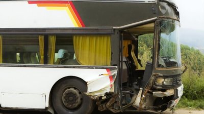 На Львівщині автомобіль не розминувся із міжнародним рейсовим автобусом