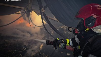 На Львівщині горять склади площею понад 10 тисяч кв. м