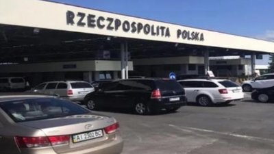На кордонах Західної України знову гігантські черги