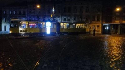 У Львові трамвай не зміг проїхати серед ночі на пустій вулиці