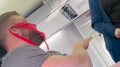 Пасажир літака замість маски одягнув червоні жіночі трусики (ВІДЕО)