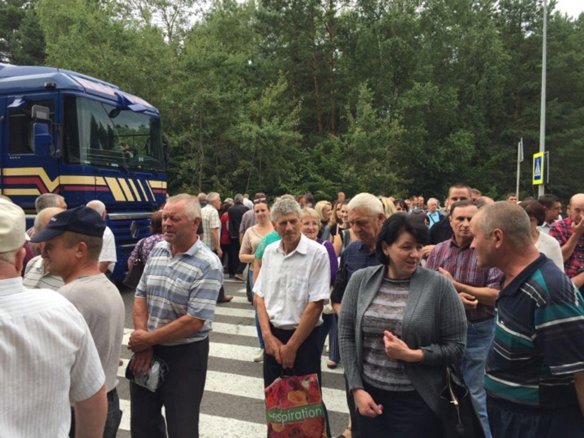 У Новояворівську працівники ТЕС перекрили міжнародну трасу. Фото: 4studio.