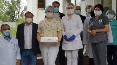 Нардепи Княжицький та Синютка передали на Львівщину партію захисних костюмів та окулярів для лікарів