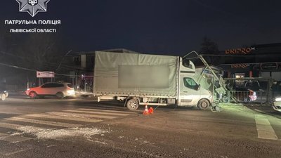Біля Львова вантажівка збила світлофор