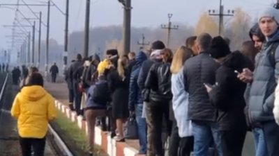 Через повідомлення про замінування, 700 пасажирів поїзда "Трускавець - Дніпро" три години стояли під дощем