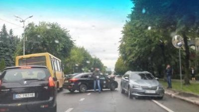 У Львові на Виговського не розминулись автомобілі (ФОТО)