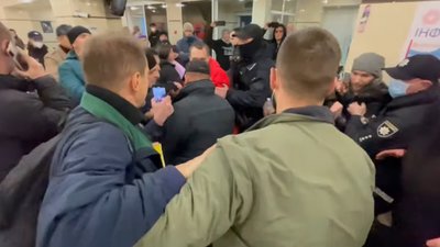 «Фанати» антивакцинатора Стахіва заблокували приймальню «швидкої» (ВІДЕО)