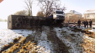 На Львівщині внаслідок зіткнення перекинулась вантажівка