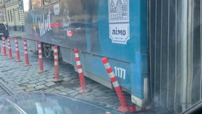 У Львові трамвай пошкодив делініатори (ФОТО)