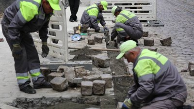 У Львові на Грецькій перемощують бруковане покриття дороги