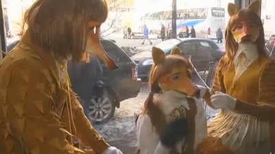 У вітрині театральної каси Львова з’явилися живі афіші (ВІДЕО)