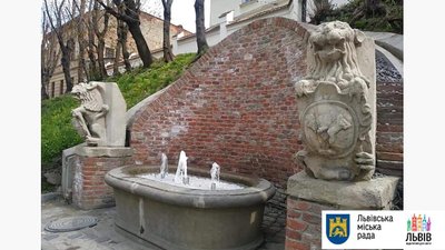 У центрі Львова запрацював оновлений фонтан «Криниця з левами»
