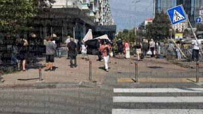 У Києві автомобіль на великій швидкості врізався в терасу кав'ярні