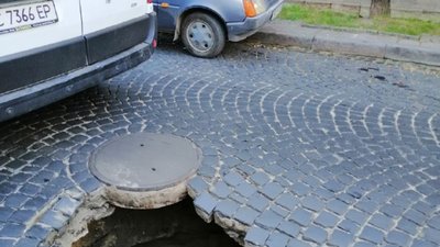 У Львові на проїжджій частині провалилася бруківка (ФОТО)