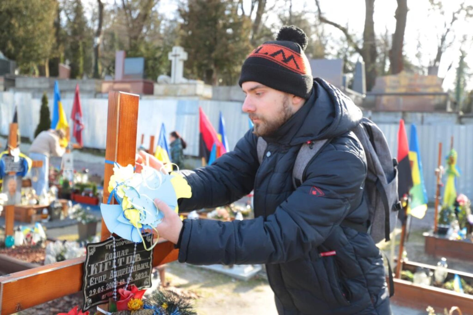 У Львові на могилах українських Героїв розвісили понад 400 ангеликів