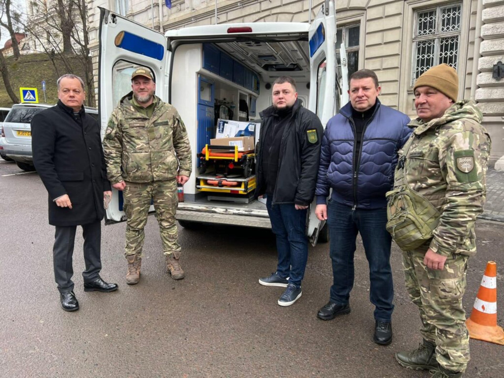 Львівщина передала захисникам дві укомплектовані "швидкі"