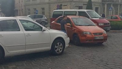 У центрі Львова через ДТП ускладнився рух транспорту (ФОТО)