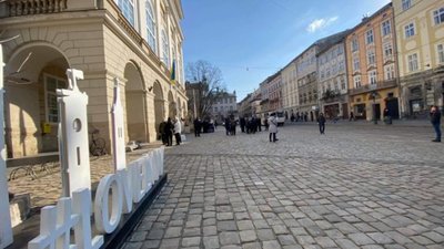 Львів’яни під Ратушею протестують проти посиленого карантину (ФОТО)