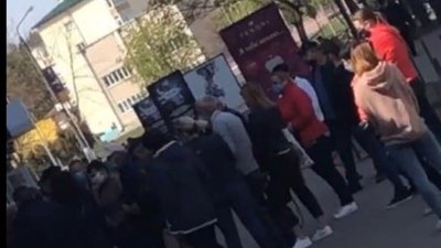 У Новояворівську до банку вишикувались люди (ФОТО)